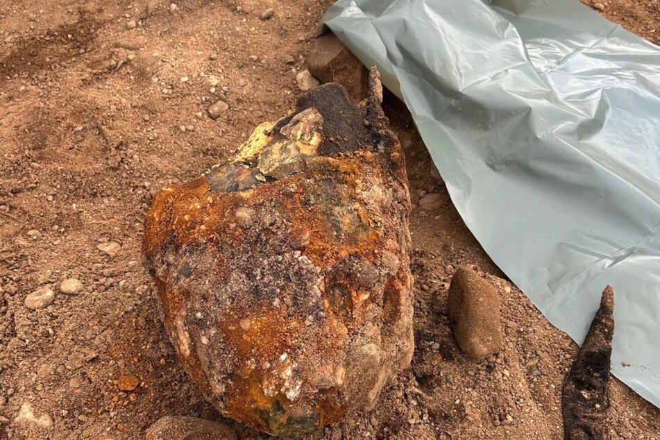 Die Weltkriegsbombe ist teilweise schon detoniert, der Zünder jedoch noch vorhanden.