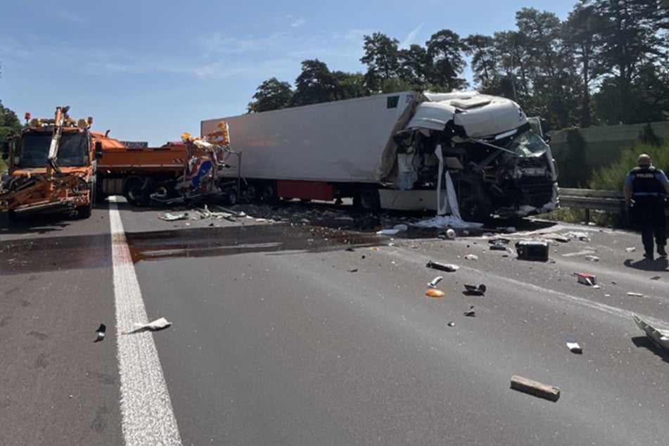 Ein Lkw ist auf der A2 in einen Schilderwagen gekracht.