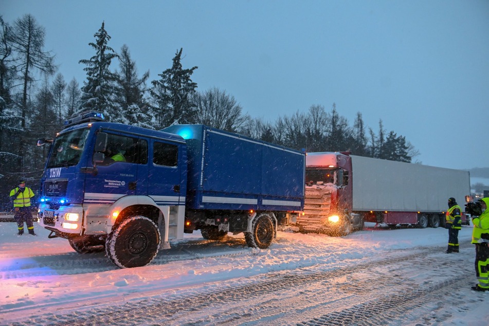 Das THW zieht einen Lkw den Burkauer Berg hoch.