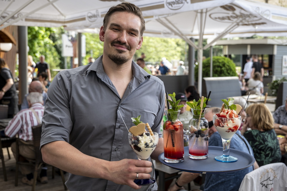 Pelzmühlen-Restaurantleiter Robert Köhler (34) im Biergarten mit Eis und Limonade.