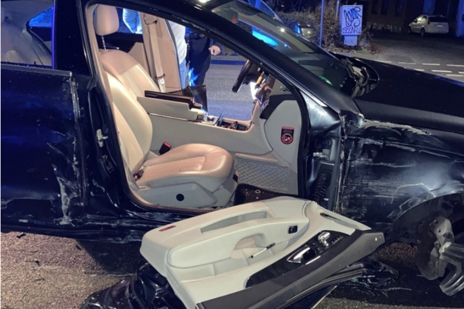Das Auto verlor bei dem Unfall einen Reifen. Eine Tür wurde abgerissen.