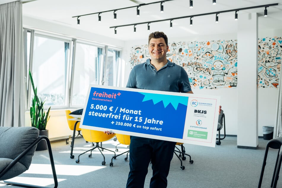 Flo ist einer der glücklichen Gewinner. Trotzdessen arbeitet er weiterhin 40 bis 45 Stunden pro Woche als Elektroniker.