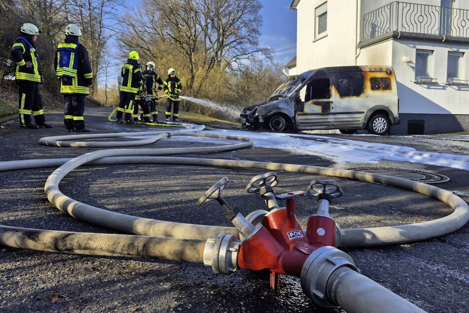 Dank ihres schnellen Eingreifens konnte die Feuerwehr verhindern, dass das Feuer auf das Wohnhaus übergriff.