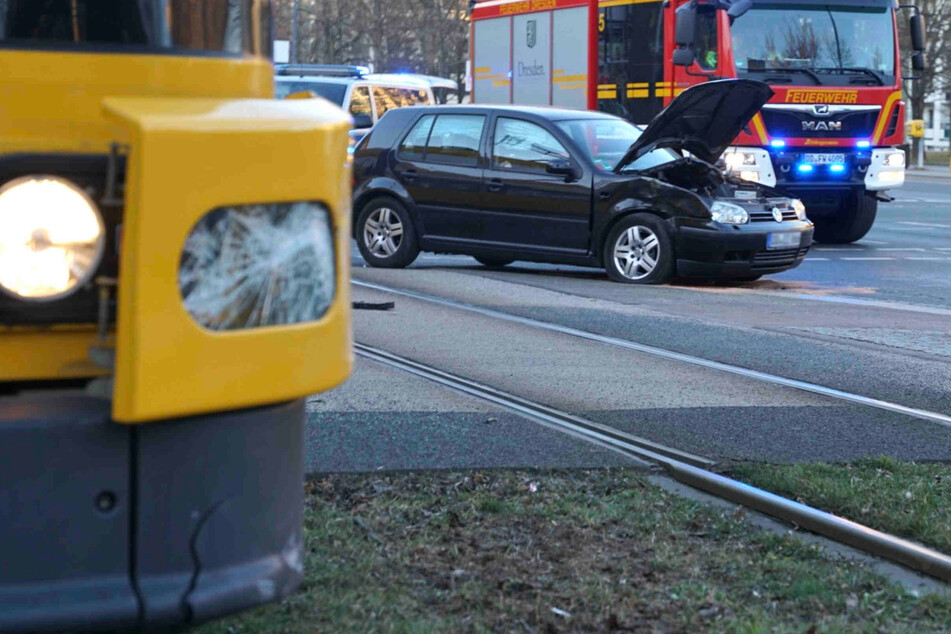 VW Golf kollidiert in Dresden mit einer Straßenbahn: Linie 3 und 8 betroffen
