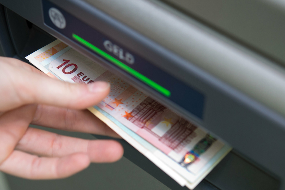 Die Frau habe gedroht, die 22-Jährige umzubringen, falls sie kein Geld bekomme. (Symbolbild)