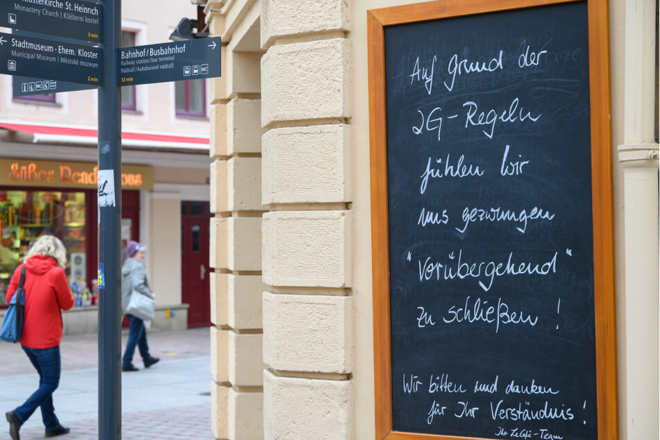 Auf einem Schild wird vor einem Cafe in der Stadt im Landkreis Sächsische Schweiz-Osterzgebirge auf die vorübergehende Schließung wegen der 2G-Regel hingewiesen.
