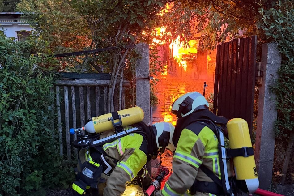 An der Dohnaer Straße stand eine Gartenlaube in Vollbrand.