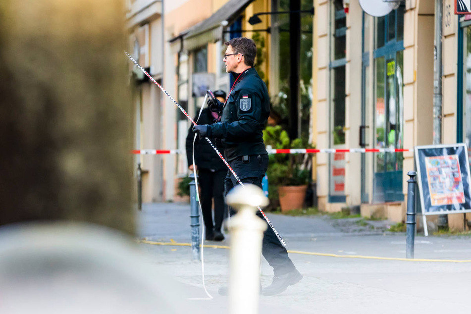 Der Tatort im Bereich der jüdischen Gemeinde Kahal Adass Jisroel ist weiträumig abgesperrt.