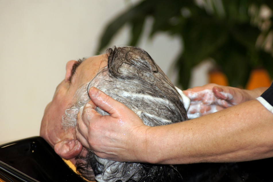 Die Frau hatte dem Kunden die Haare gewaschen. (Symbolbild)