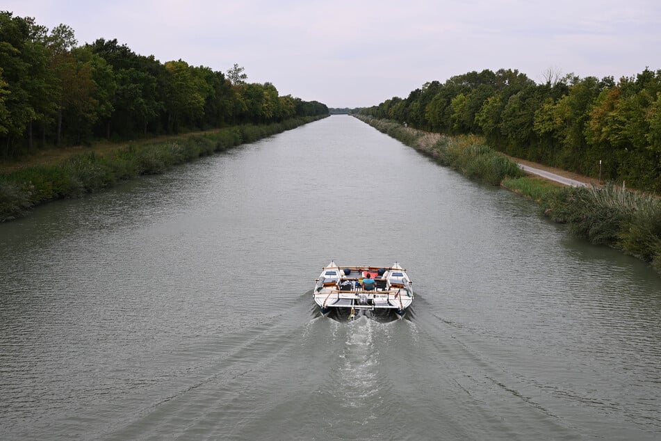 Die Schifffahrt im Mittellandkanal sei durch den versenkten Wagen nicht in Gefahr. (Symbolfoto)