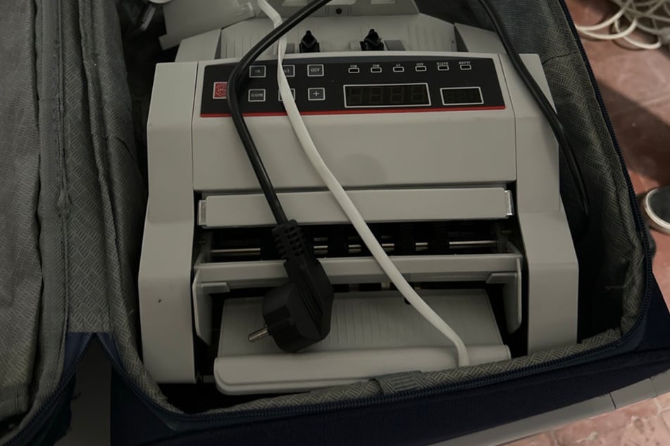 Neben Falschgeld und Schmuck stellten die Einsatzkräfte auch mehrere Geldzählmaschinen sicher.