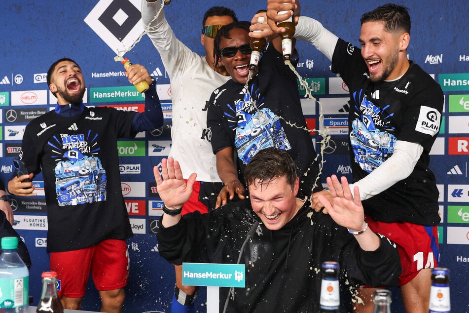 Die HSV-Spieler crashten die Pressekonferenz nach dem Spiel und verpassten Coach Merlin Polzin (34) eine Bierdusche.