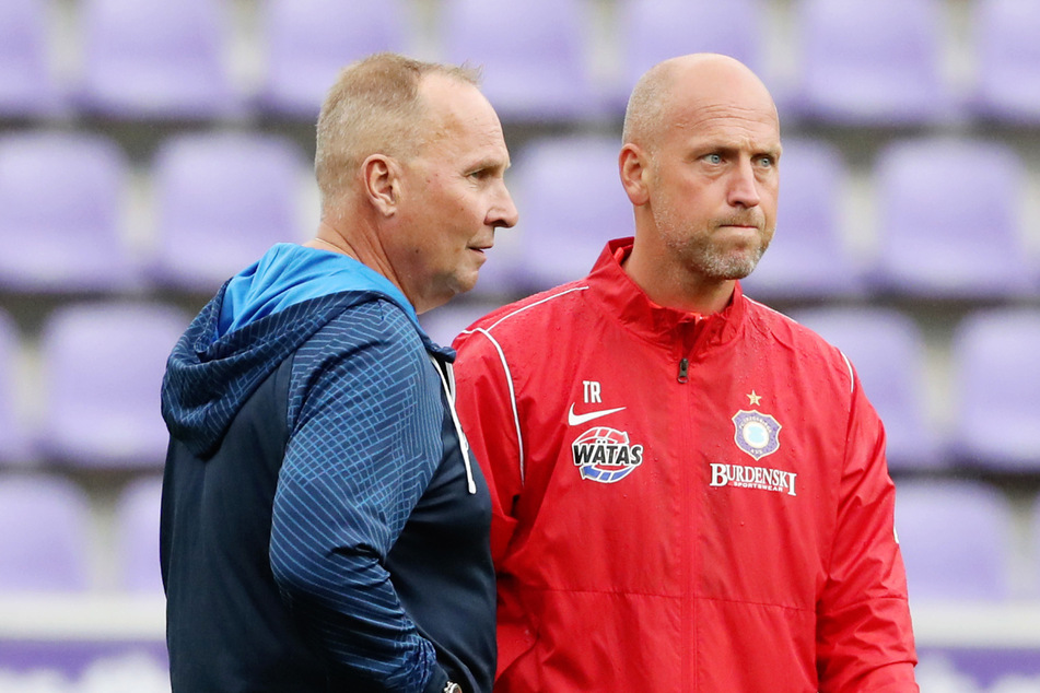 FCE-Boss Helge Leonhardt (63, l.) hält an Trainer Timo Rost (44) fest.