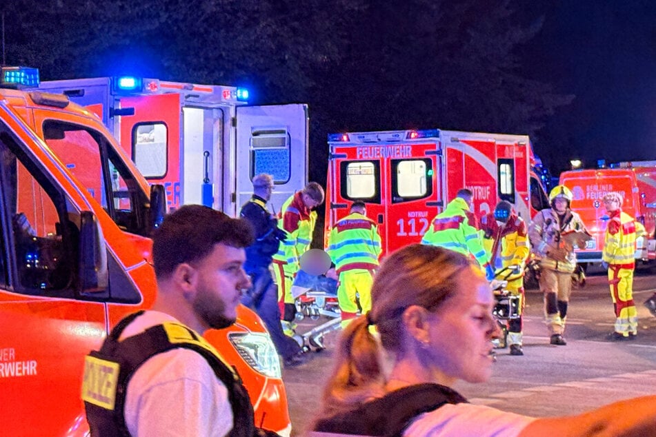 Rettungskräfte kümmern sich um die teilweise lebensgefährlich verletzten Personen.