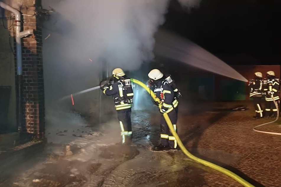 In einer Halle in der Chemnitzer Straße brannte ein Mercedes komplett aus.