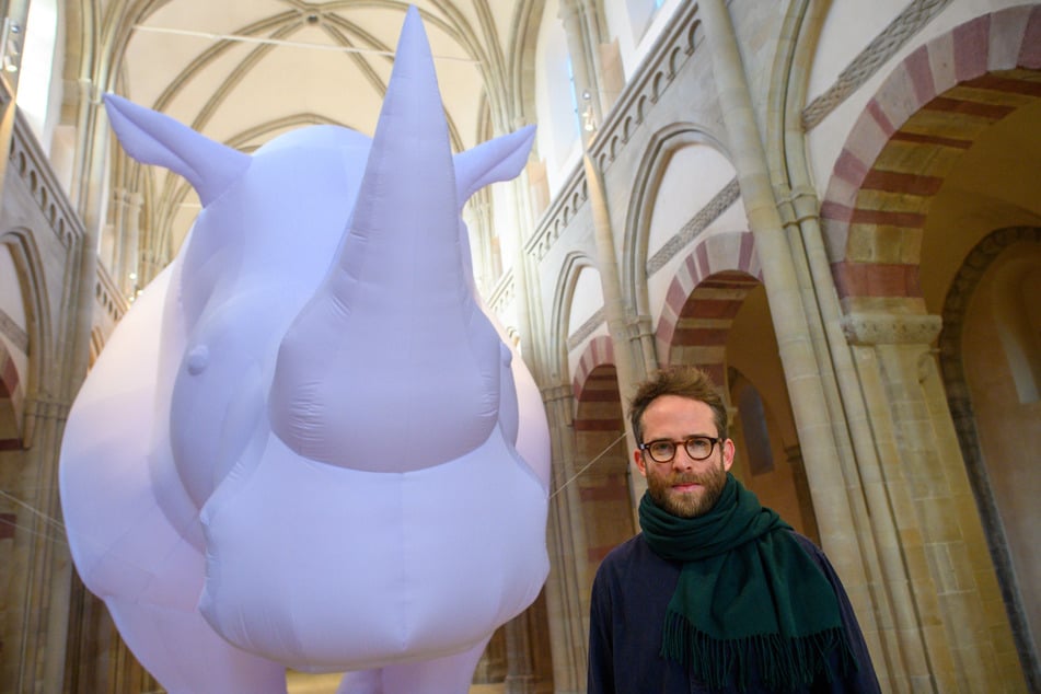 Künstler Itamar Gov mit seiner Installation "The Rhinoceros in the Room".