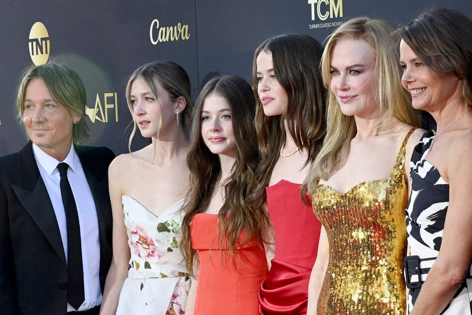 Keith Urban (v.l.n.r.), Sunday Rose Kidman-Urban, Faith Margaret Kidman-Urban, Sybella Hawley, Nicole Kidman und Antonia Kidman bei der 49. AFI Life Achievement Verleihung.