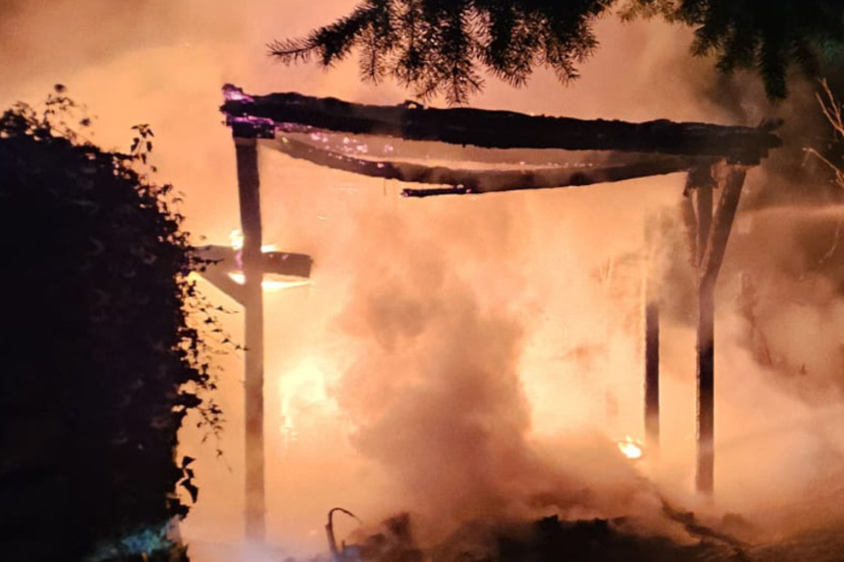 Feueralarm in Mittelsachsen: Wohnwagen brennt lichterloh