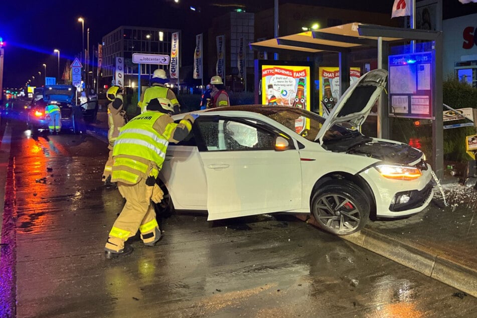 Auto schleudert nach Crash in Bushaltestelle - Mann (36) schwebt in Lebensgefahr!