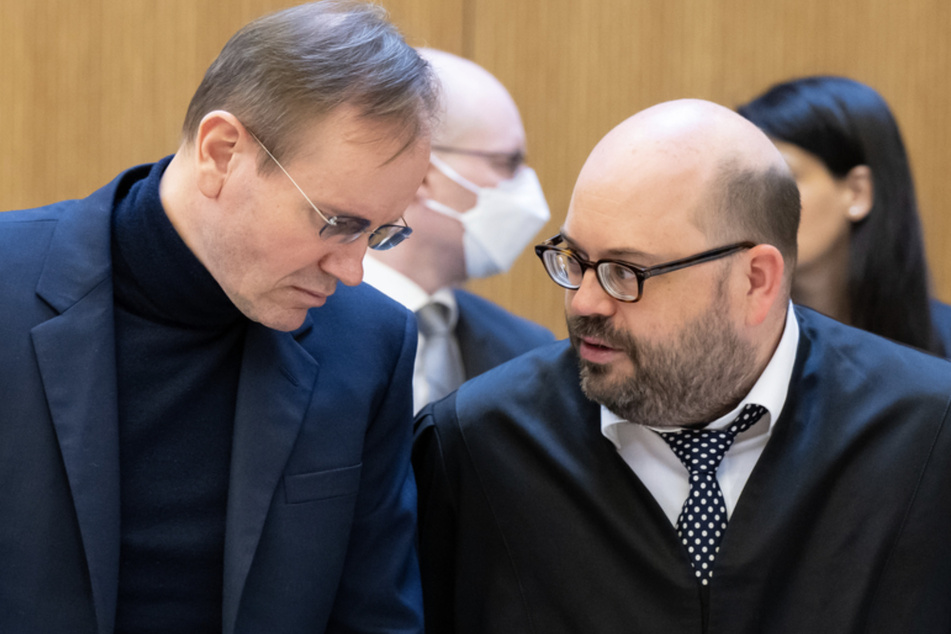 Markus Braun (l.) unterhält sich vor Beginn der Fortsetzung im Wirecard-Prozess im Gerichtssaal mit seinem Anwalt Nico Werning.