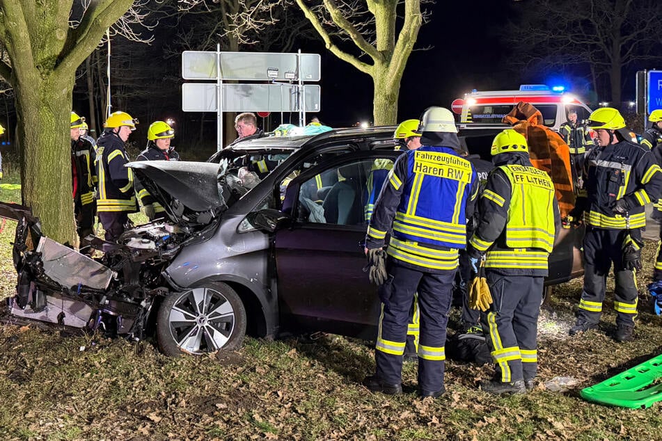 Auf einem Rastplatz an der A31 bei Dörpen ist ein Auto gegen einen Baum gekracht, sechs Personen wurden dabei verletzt.