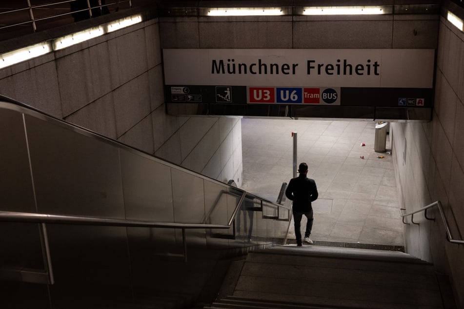 Am U-Bahnhof Münchner Freiheit ist ein 58-Jähriger brutal attackiert worden. (Archiv)