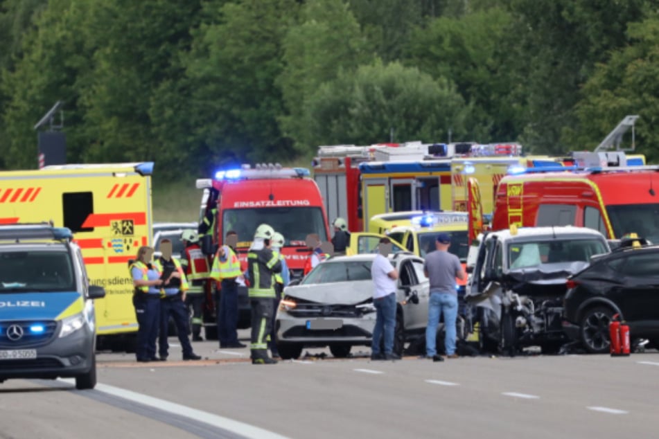 Unfall A4: Schwerer Unfall mit mehreren Autos auf A4: Autobahn gesperrt