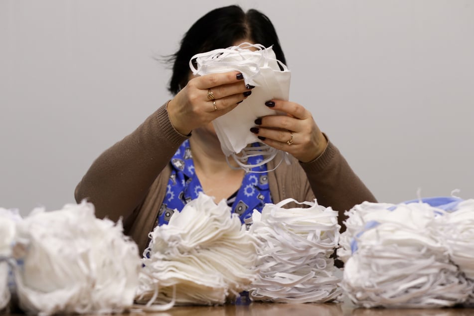 Eine Mitarbeiterin der staatlichen Fabrik "Blakit»"verpackt Mundschutzmasken. (Archivbild)