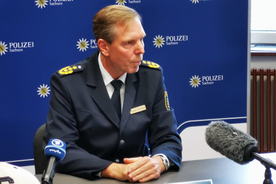 Polizeipräsident Torsten Schultze informiert auf einer Pressekonferenz der Polizeidirektion Leipzig über die Einsätze rund um die Demonstrationen der vergangenen Tage.