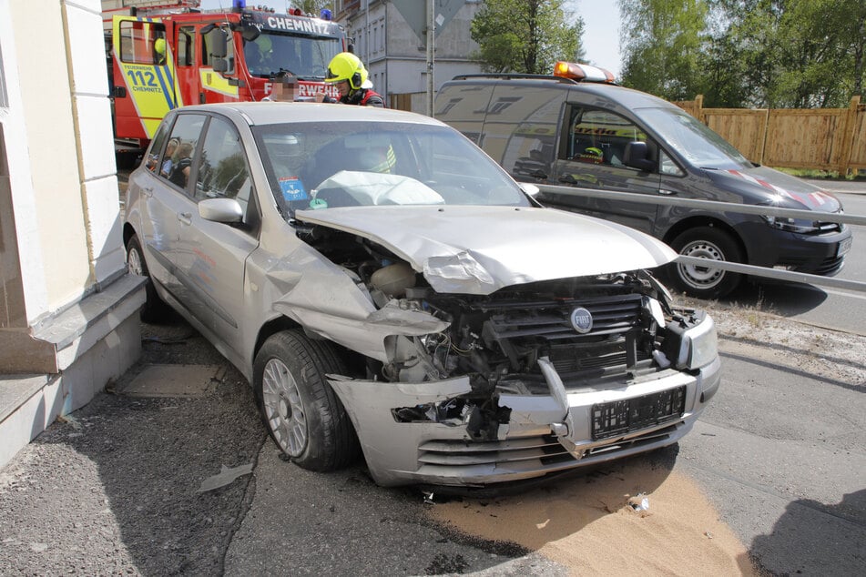 Am Dienstagmittag krachte ein Fiat auf der Frankenberger Straße durch ein Geländer.