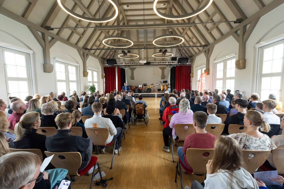 In der frisch sanierten Cottaer Aula fand mit zahlreichen Gästen die Einweihung statt.