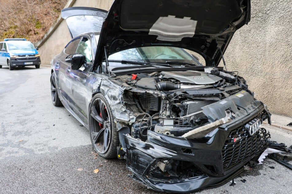 Audi kracht gegen Betonmauer, automatisches Notrufsystem schlägt Alarm
