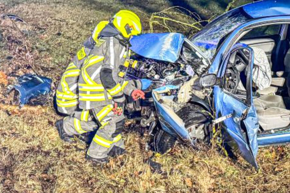 Schwerer Unfall bei Langenselbold: Einsatzkräfte fanden vor Ort einen an der Front zertrümmerten Citroën-Kleinwagen in einem Feld neben der L3271.