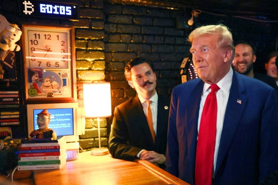 Donald Trump makes it rain crypto at NYC bar: "Make Bitcoin great again!"