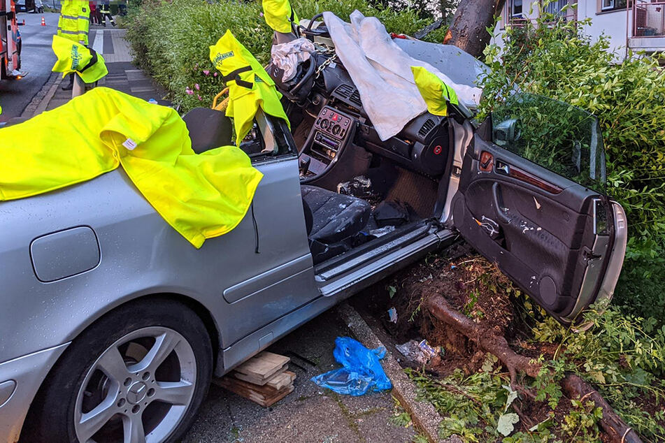 Die Frau prallte mit ihrem Mercedes frontal gegen einen Baum.