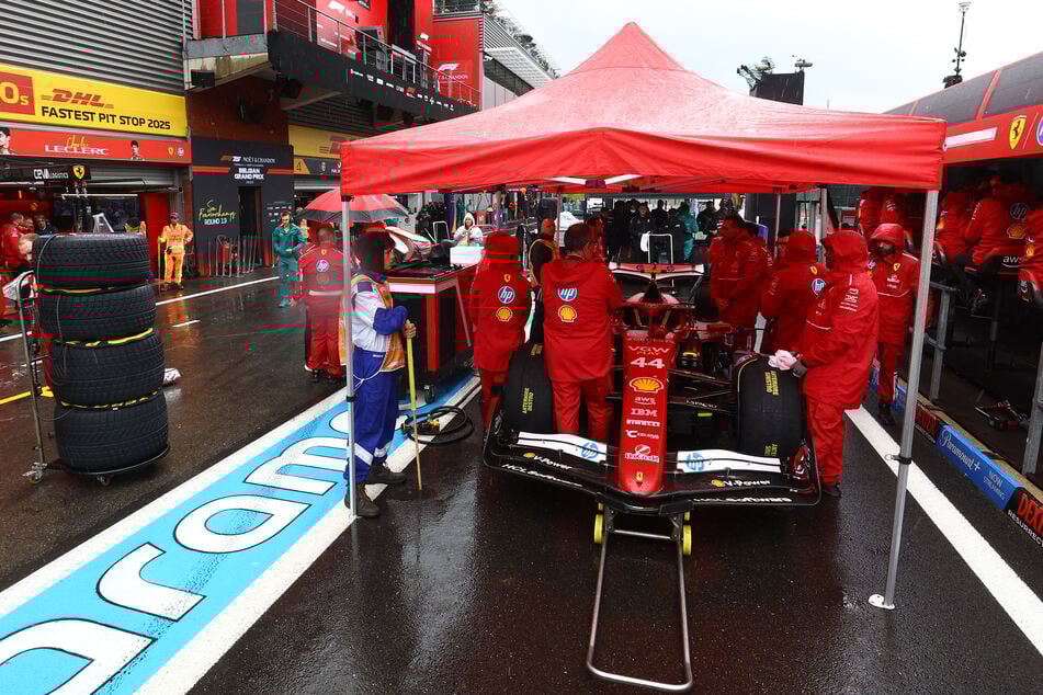 In Spa regnete es am Sonntag stark. Ferrari stellte sich unter.