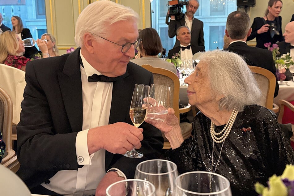 Margot Friedländer unterhält sich beim Bundespresseball mit Bundespräsident Frank-Walter Steinmeier.