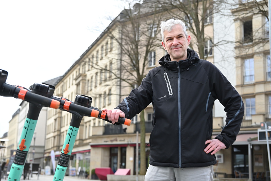 Stadtrat Volkmar Zschocke (54, Grüne) will feste Abstellplätze für E-Scooter.