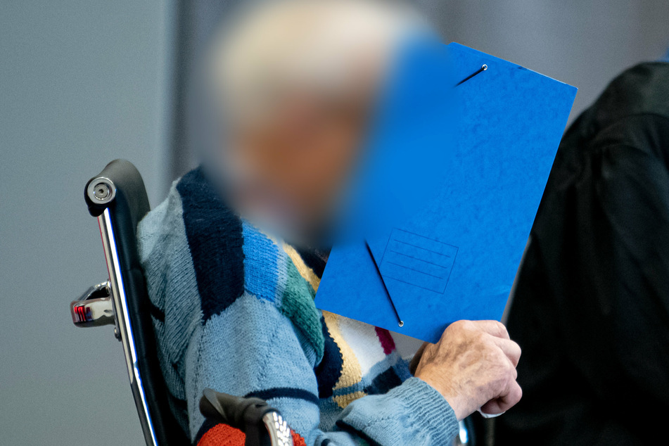 Der inzwischen 100-jährige Angeklagte soll zwischen 1942 und 1945 im Konzentrationslager Sachsenhausen nahe Berlin wissentlich und willentlich Hilfe zur Ermordung von Lagerinsassen geleistet haben, heißt es in der Anklage.