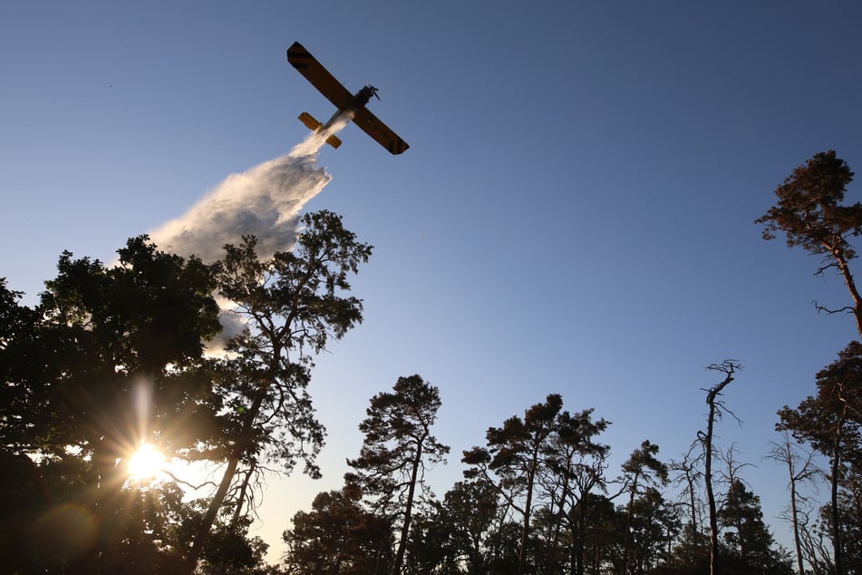 Das Löschflugzeug "Hexe 1" war insgesamt 28 Stunden im Einsatz. (Archivbild)