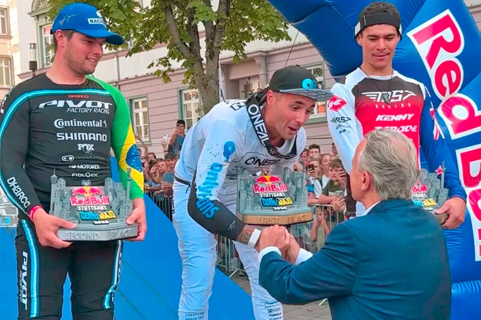 Oberbürgermeister Dr. Frank Nopper überreichte dem Spanier Alex Marin als Sieger des Stuttgarter Rennens die Red Bull Cerro Abajo-Trophäe (links der Zweitplatzierte Roger Vieria aus Brasilien, rechts der Drittplatzierte Tuhoto-Akiri Pene aus Neuseeland).