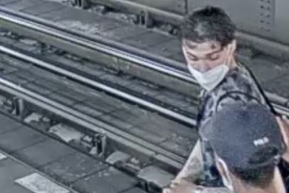 Der Mann im Shirt mit Camouflage-Muster wird von der Polizei gesucht.