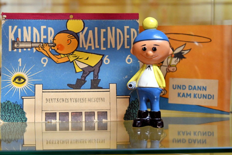 Kundi vom Dresdner Hygienemuseum hält seit den 50er-Jahren mit einem Fernrohr nach Hygienemängeln Ausschau.