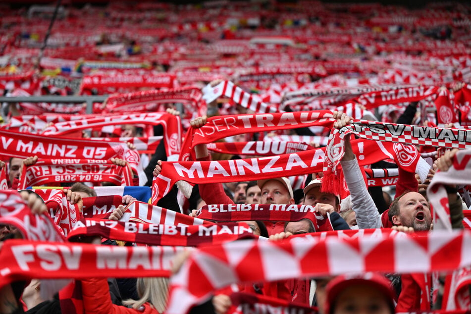 Wenn er nicht gerade Pfeile wirft, feuert Niko Springer seinen FSV Mainz 05 an - wenn es geht, auch in der Kurve.