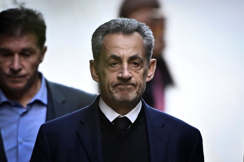 Foto kurz vor dem Haftantritt: Frankreichs ehemaliger Präsident Nicolas Sarkozy (70).