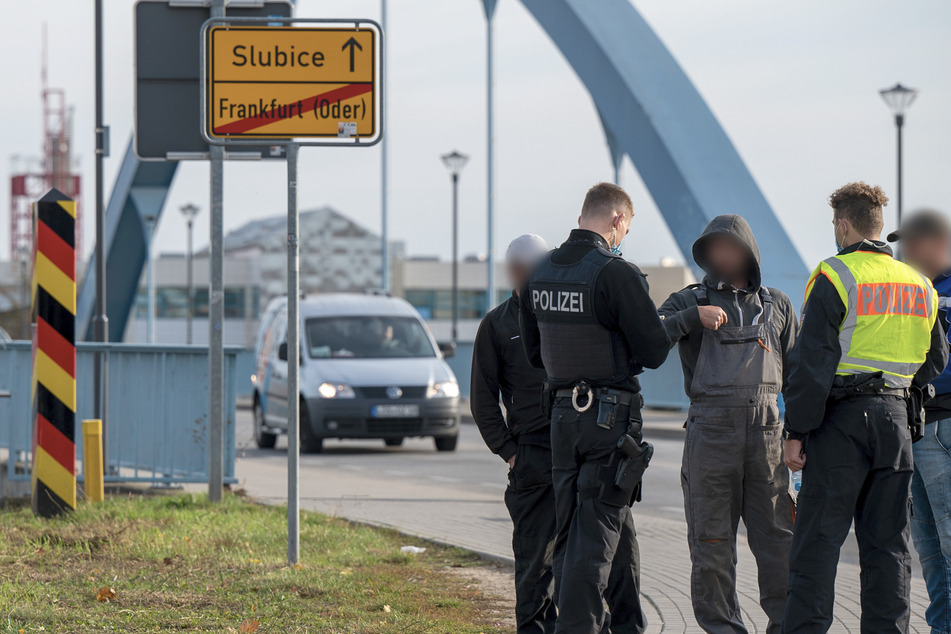 Momentan wird über schärfere Grenzkontrollen zum Nachbarland diskutiert. Das Foto zeigt, wie die deutsche Polizei mehrere Personen an der deutsch-polnischen Grenze in Frankfurt (Oder) überprüft.