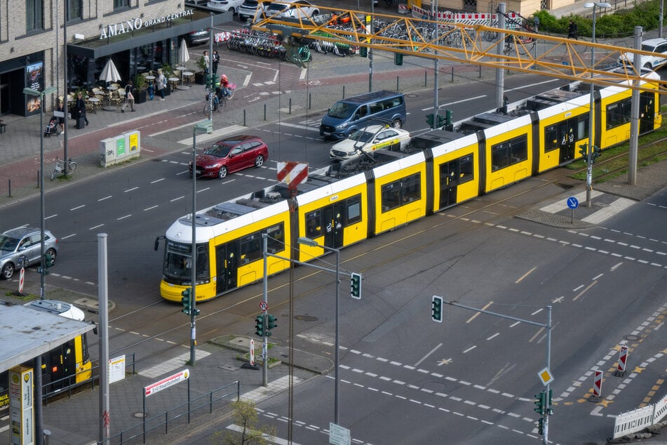 Die Frau wollte die Straße überqueren. (Symbolbild)