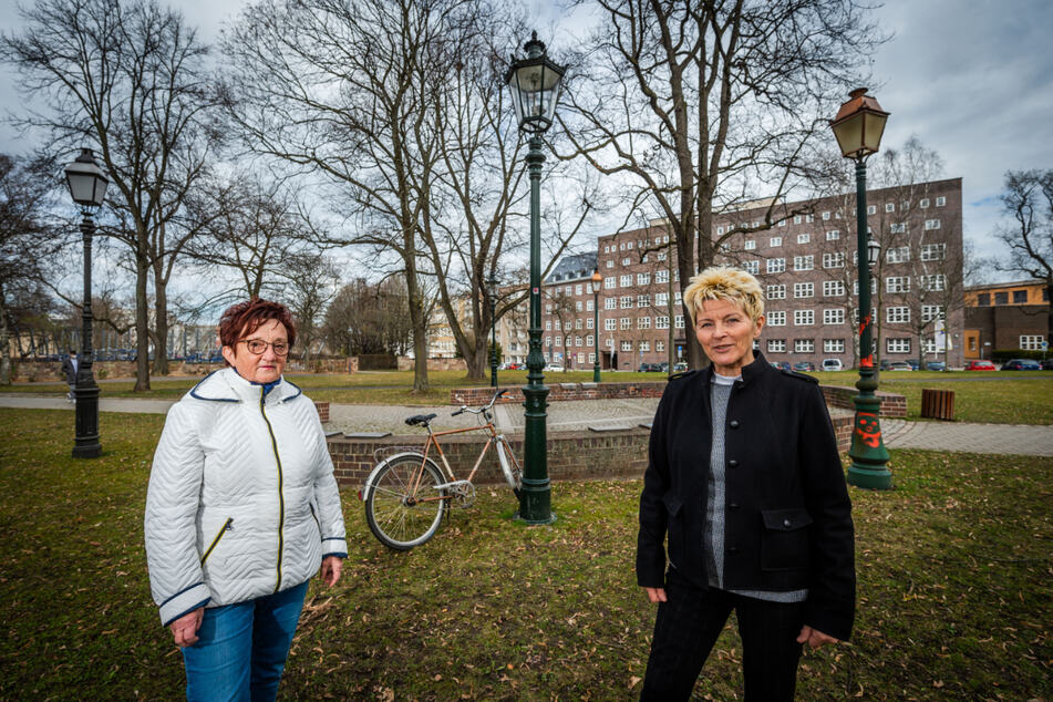 Die Stadtführerinnen Edeltraut Höfer (65, l.) und Veronika Leonhardt (62) haben große Pläne für den Park der Opfer des Faschismus.