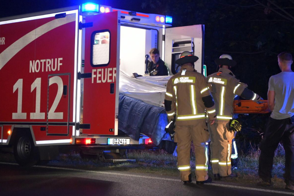 Feuerwehrleute helfen beim Abtransportieren der Wasserleiche.