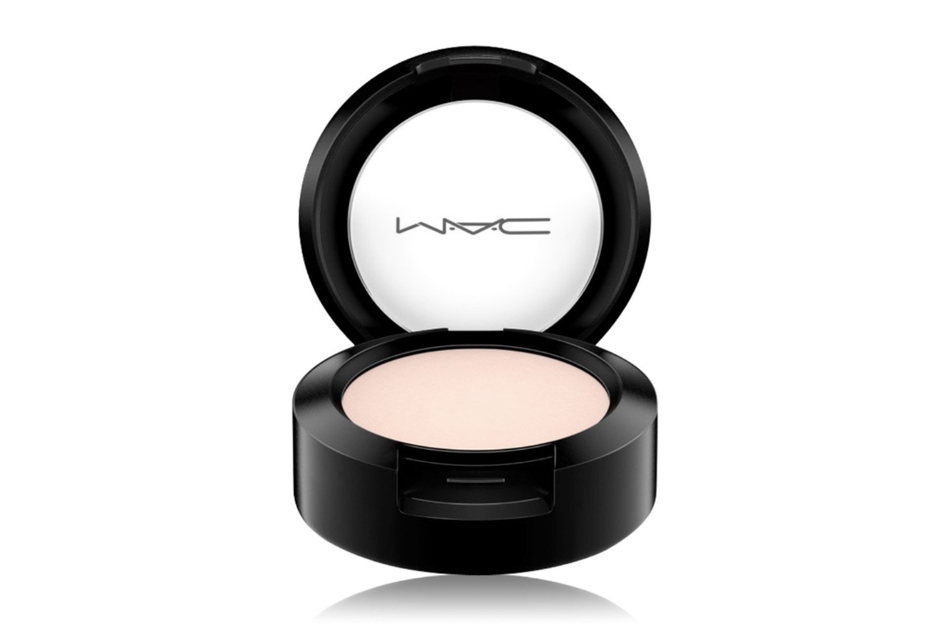 Für das Make-up für weitsichtige Menschen trägt man zuerst einen hellen Lidschatten wie den "Small Eye Shadow Matte" Blanc Type von MAC auf.